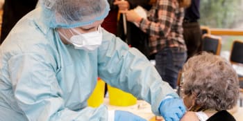 Hrozí kolaps nemocnic, umírat budou i očkovaní, varuje slovenský infektolog