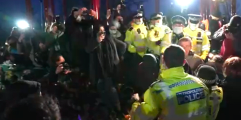 Londýnská policie se střetla s demonstranty. Chtěli uctít památku zavražděné ženy 