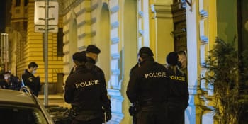 Nelegální párty v centru Prahy. Lidé z baru utíkali a snažili se před policií schovat