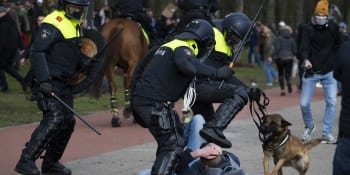 Vodní dělo a obušky. Nizozemská policie tvrdě rozehnala protest proti lockdownu