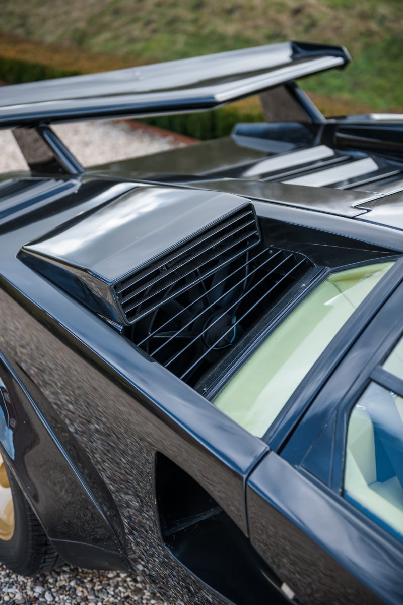 Lamborghini Countach se stalo synonymem supersportovního auta 70. a 80. let. Jezdili jsme "okřídleným" provedením LP 5000 S z roku 1985. 