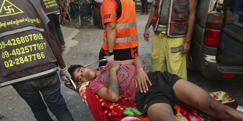 V Myanmaru v neděli zemřelo po střetech s policií nejméně 14 demonstrantů.