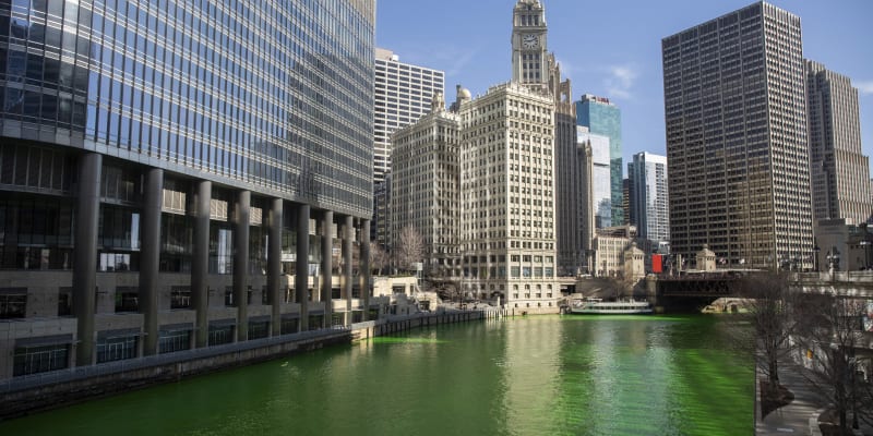Řeka v Chicagu září zelenou barvou, město slaví Den svatého Patrika.
