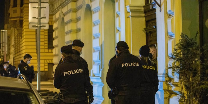 V centru Prahy zasahovali policisté v otevřeném baru.
