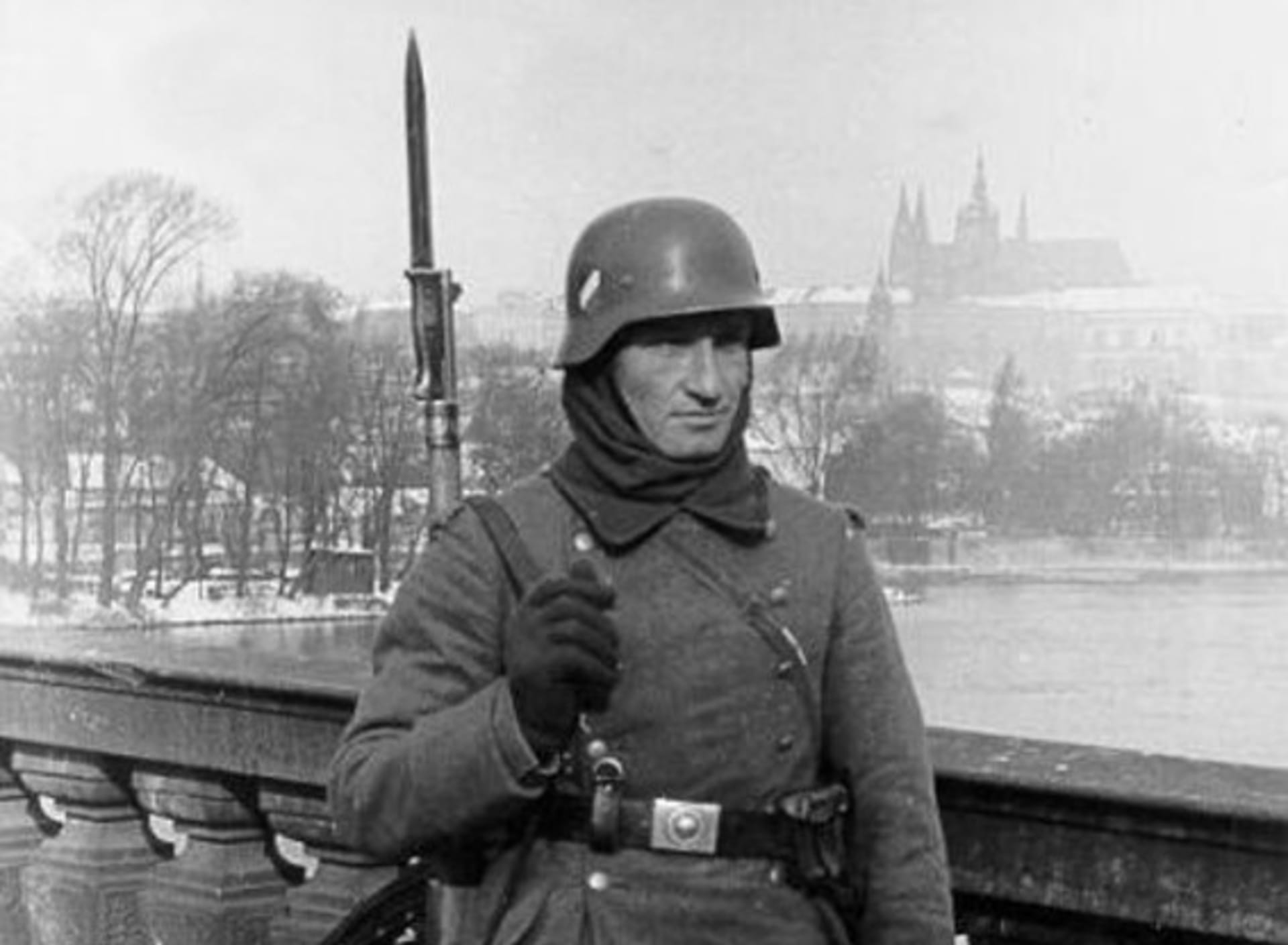 Tohle následovalo jen několik měsíců po Mnichově: Mašírování německého vojáka pod Pražským hradem.