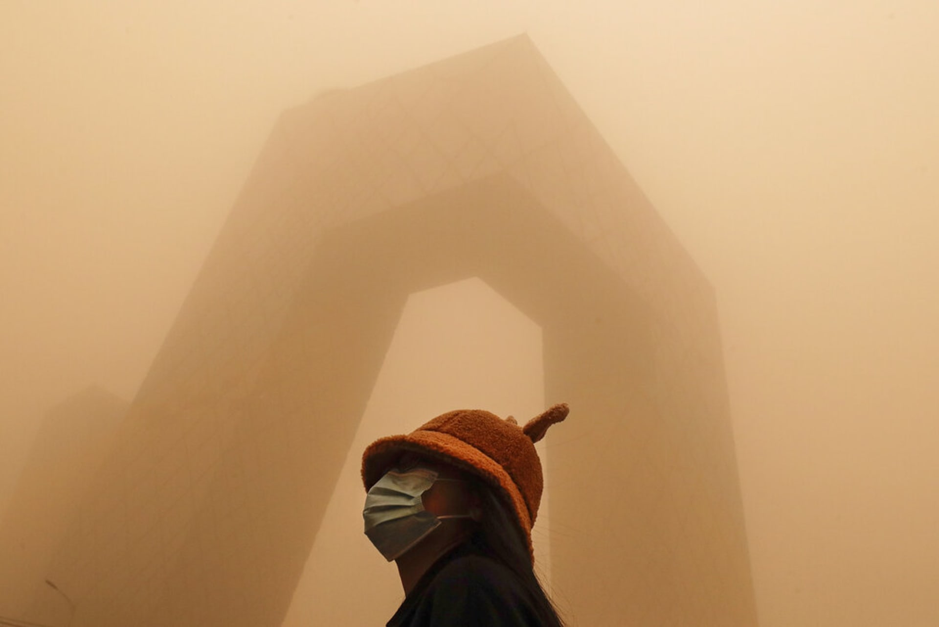 Nejhorší písečná bouře za posledních deset let zasáhla Peking. 
