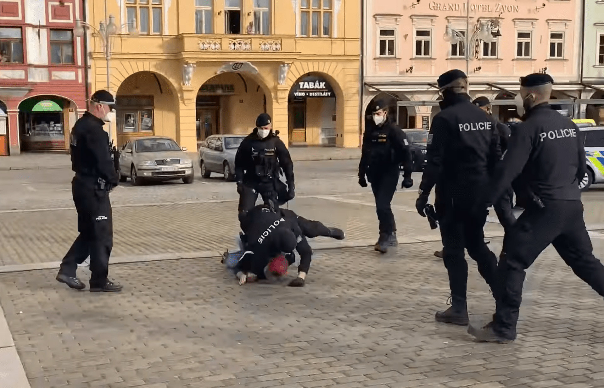 Policista v Českých Budějovicích tvrdě uzemnil mladíka bez roušky