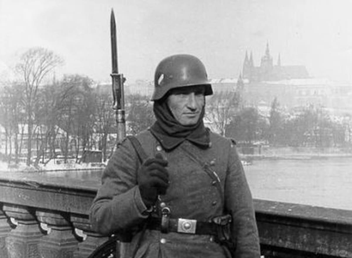 Tohle následovalo jen několik měsíců po Mnichově: Mašírování německého vojáka pod Pražským hradem.