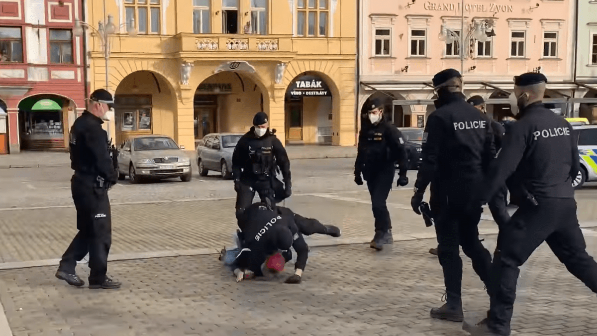 Policista v Českých Budějovicích uzemnil mladíka bez roušky