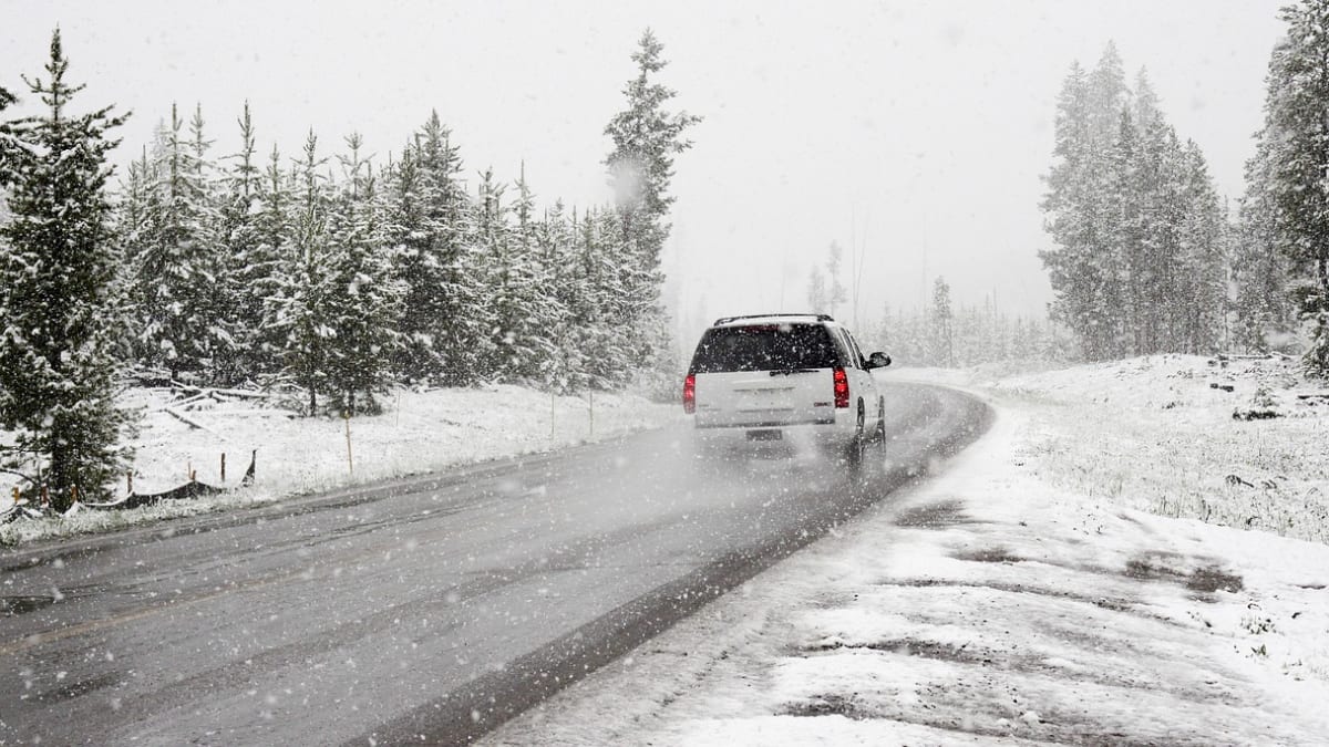 Dopravu na mnohých místech České republiky komplikuje uježděný sníh i námraza. (Ilustrační snímek)