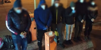 Rumunský řidič převážel za peníze šest migrantů. Policisté je chytili na Břeclavsku