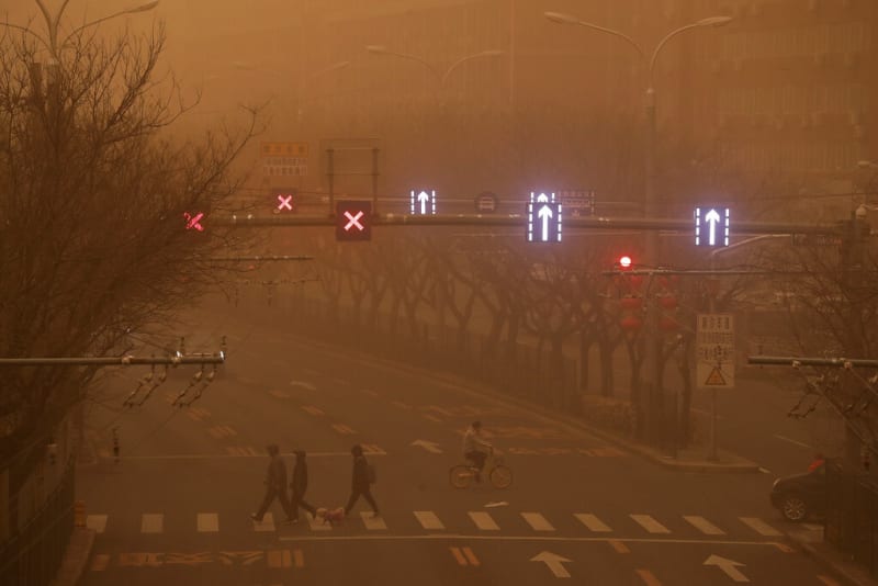 Nejhorší písečná bouře za posledních deset let zasáhla Peking