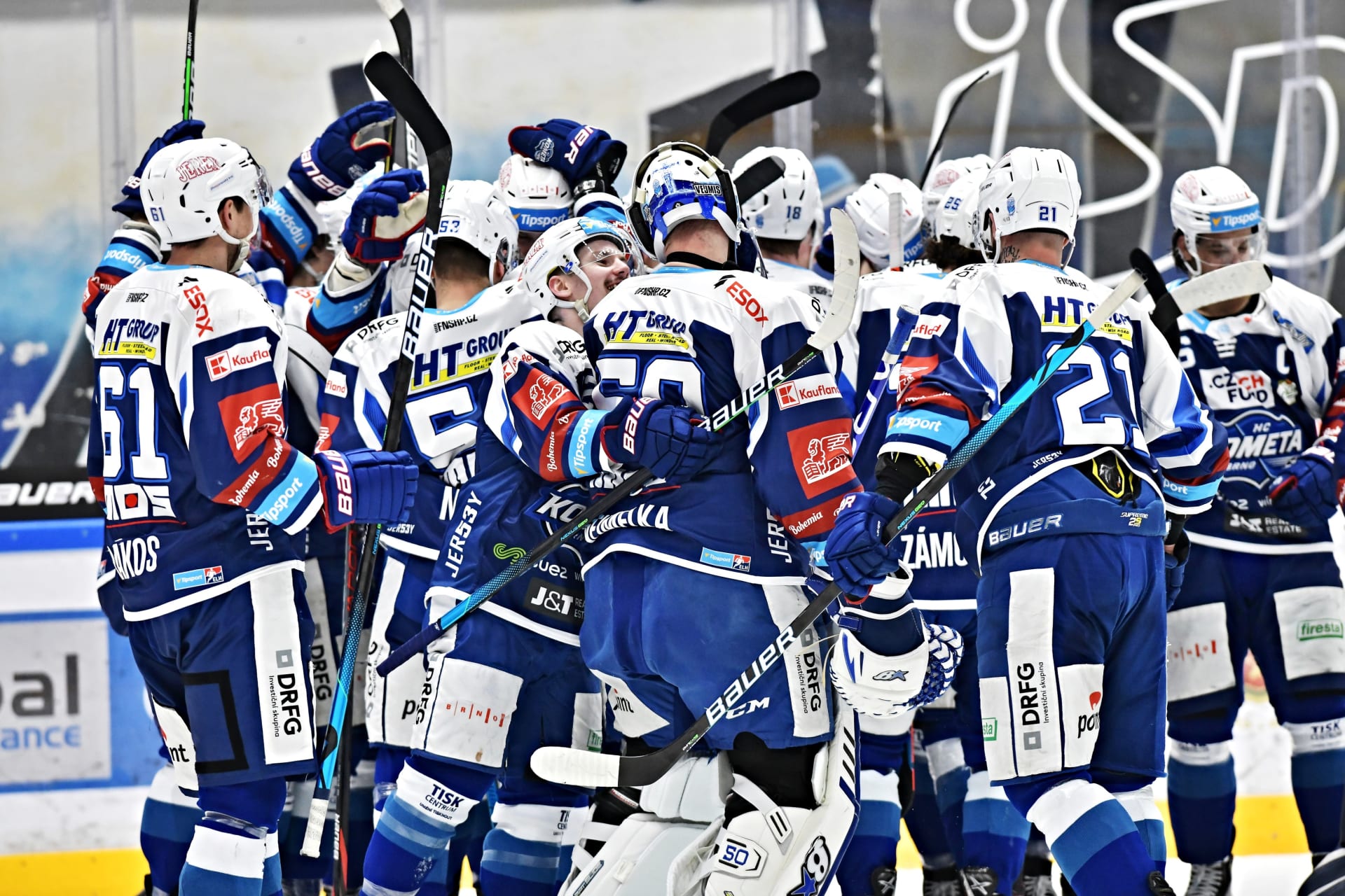 Hokejisté Komety Brno se radují z vyrovnání série s Vítkovicemi.