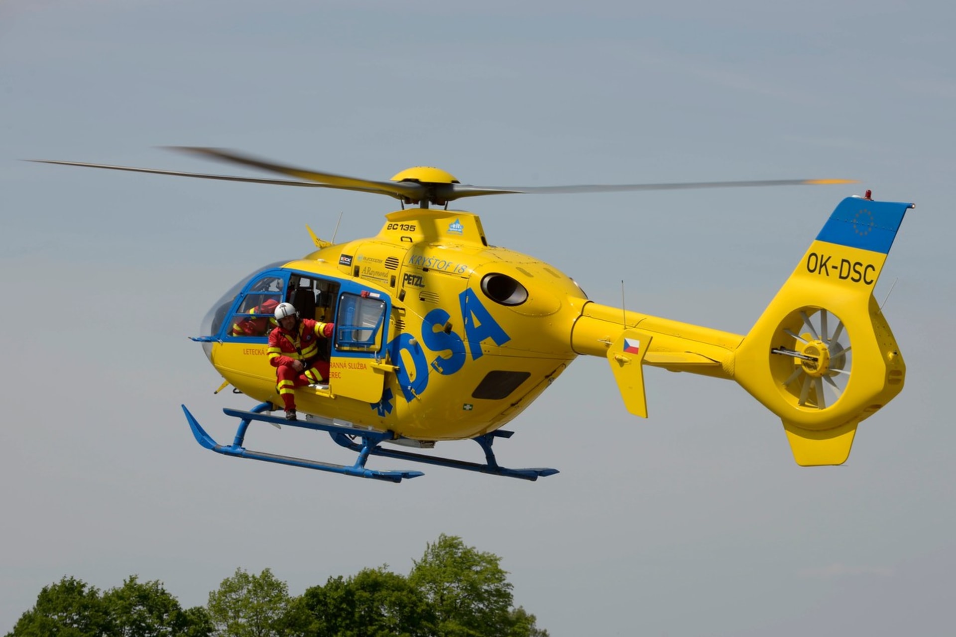 Do obce Bratkovice vyletěly dva záchranářské vrtulníky. (ilustrační foto)