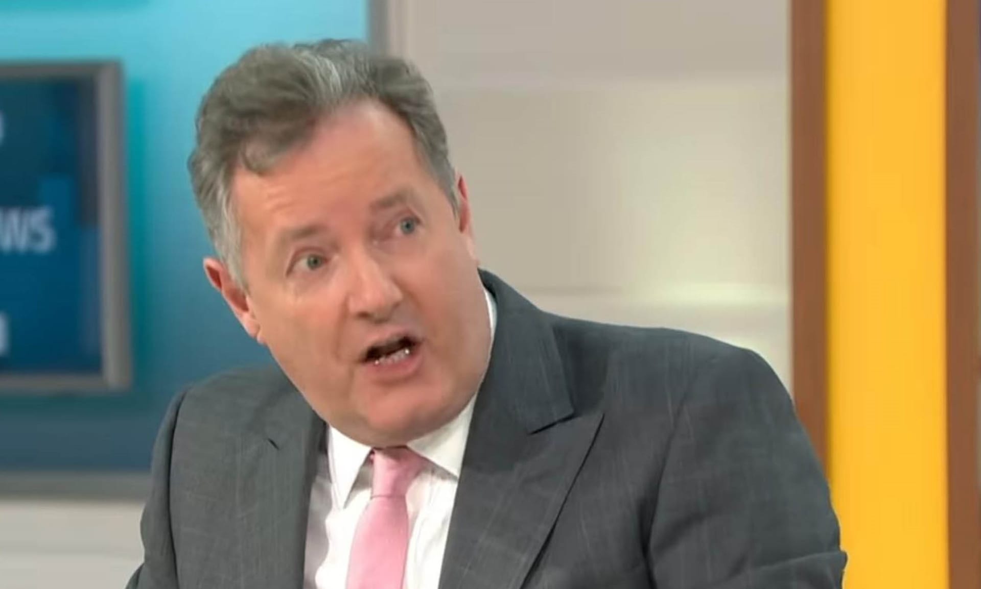 Moderátor Piers Morgan v úterní debatě, během které odešel ze studia. Následně v televizi ITV skončil. 