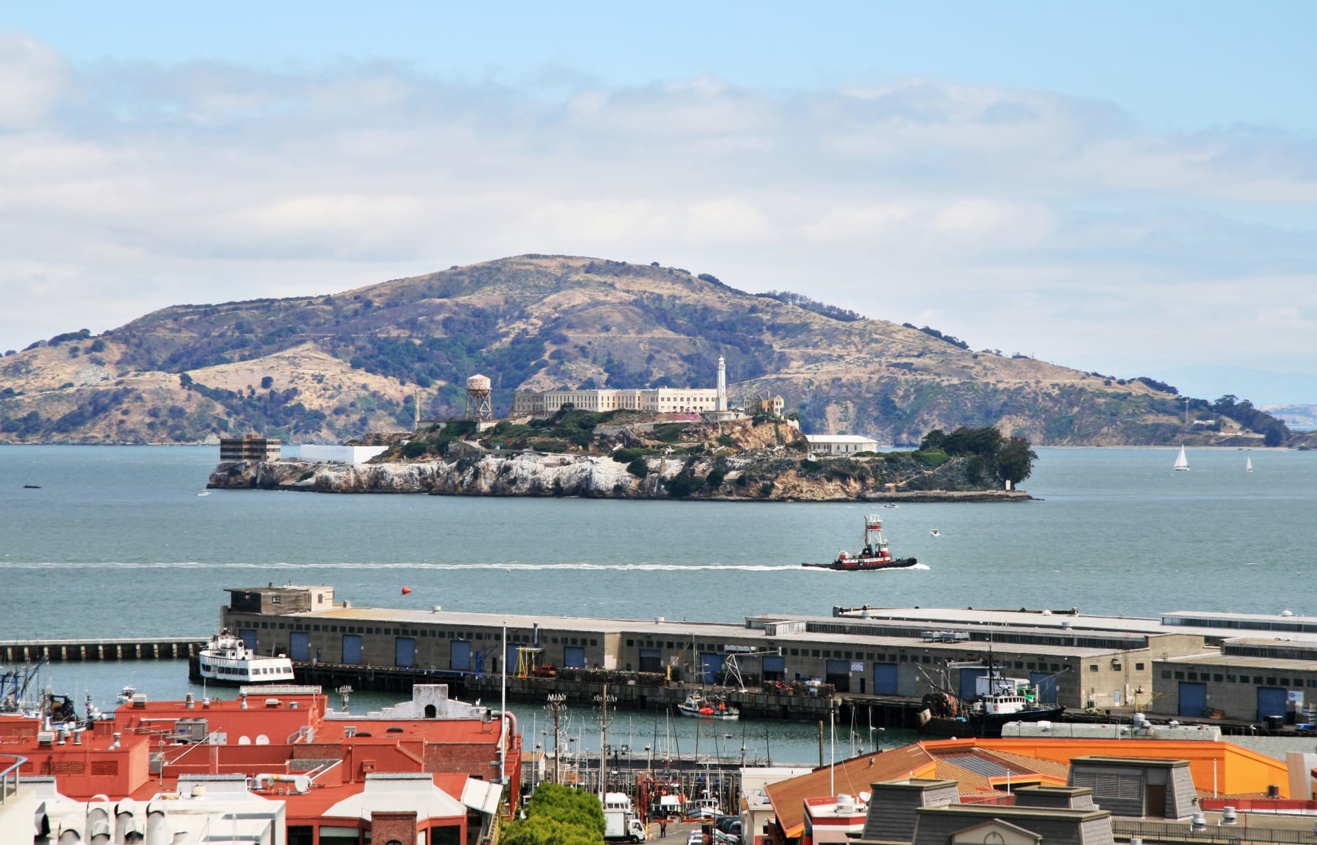 Pohled na ostrov Alcatraz z dálky.