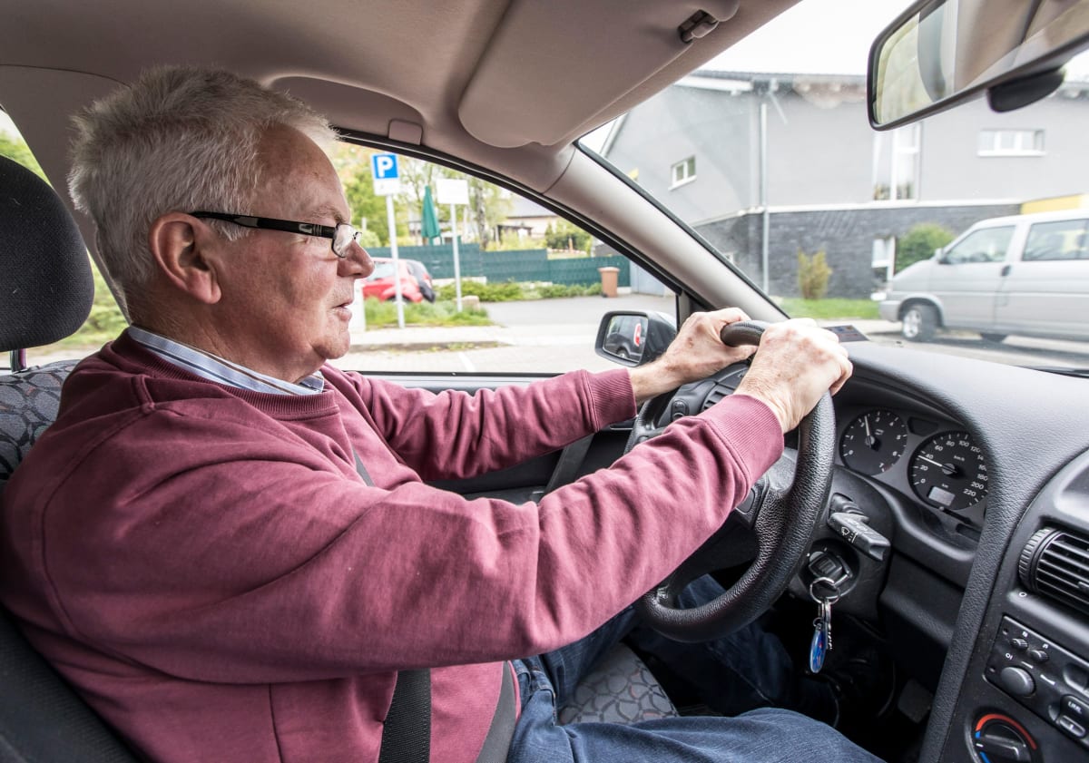 Zbytečně pomalá jízda, zmatenost nebo brzdění bez příčiny. To jsou jen některé ukázky řidičského stylu, který by mohl napovědět, že za volantem sedí člověk trpící stařeckou demencí.