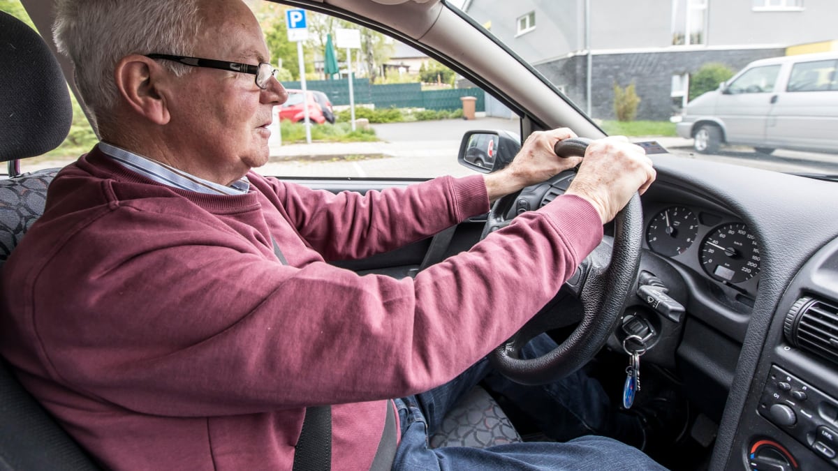 Zbytečně pomalá jízda, zmatenost nebo brzdění bez příčiny. To jsou jen některé ukázky řidičského stylu, který by mohl napovědět, že za volantem sedí člověk trpící stařeckou demencí.