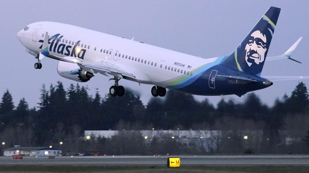 Čtyřiadvacetiletého Landona Griera zatkli poté, co narušil let společnosti Alaska Airlines ze Seattlu do Denveru.