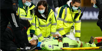 Horor v Premier League: Brankář Wolves utrpěl zranění hlavy, přímo na hřišti dostal kyslík