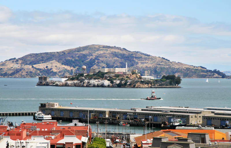 Pohled na ostrov Alcatraz z dálky.