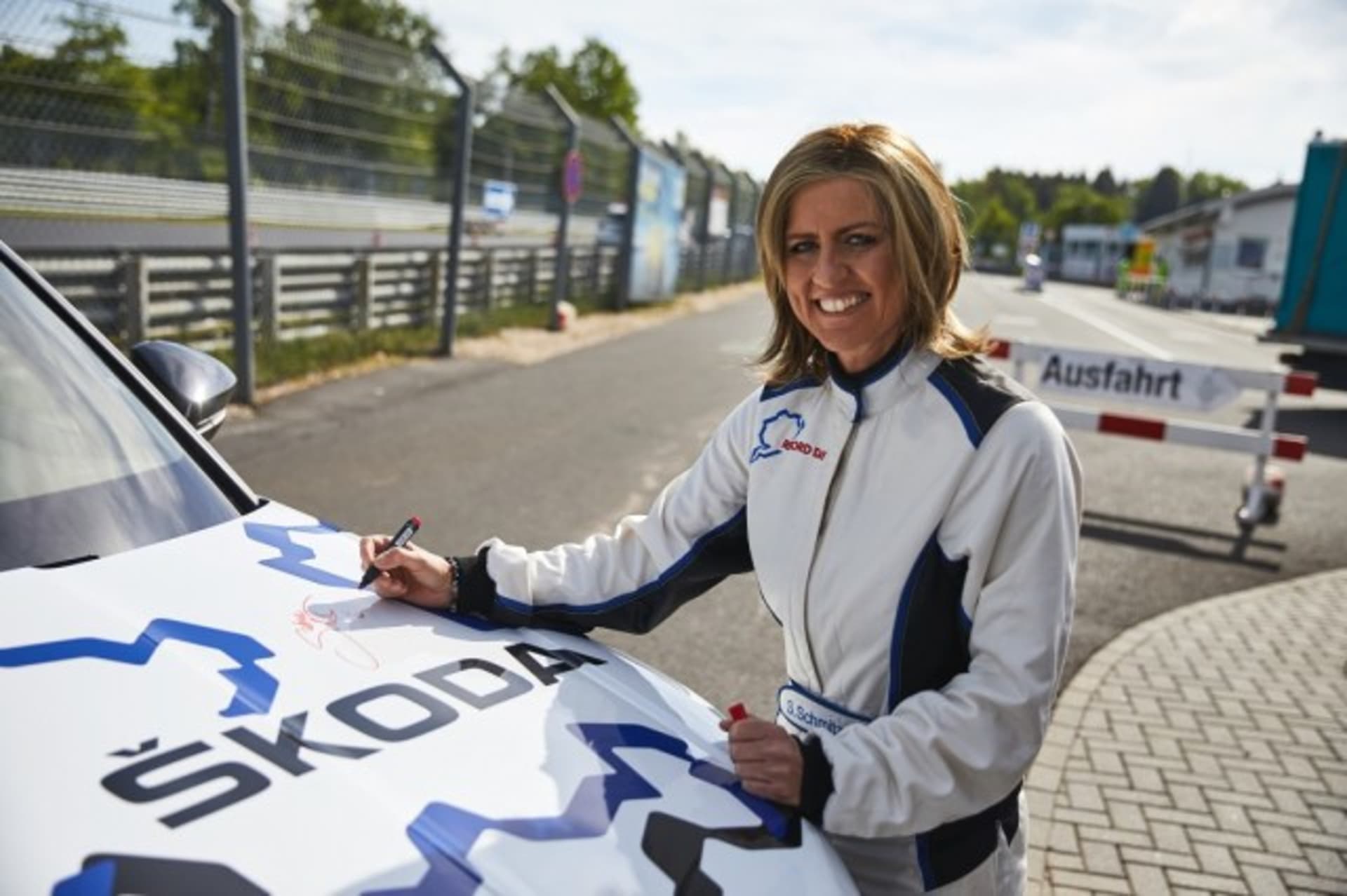 Sabine Schmitzová zajela na Severní smyčce rekord také se Škodou Kodiaq RS.