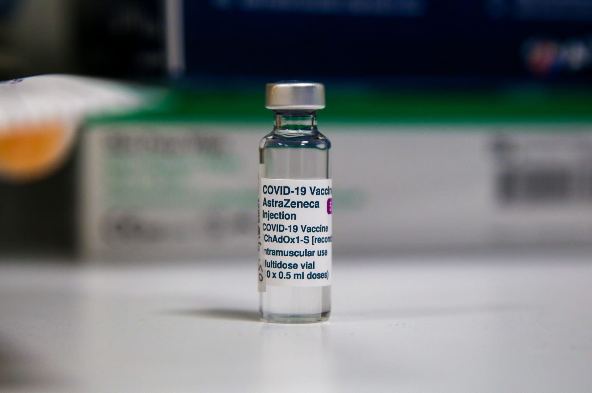 Vakcína od AstraZenecy aktuálně nemá ve světě valnou pověst. Některé státy se obávají, že její aplikace může vést k závažným zdravotním problémům.