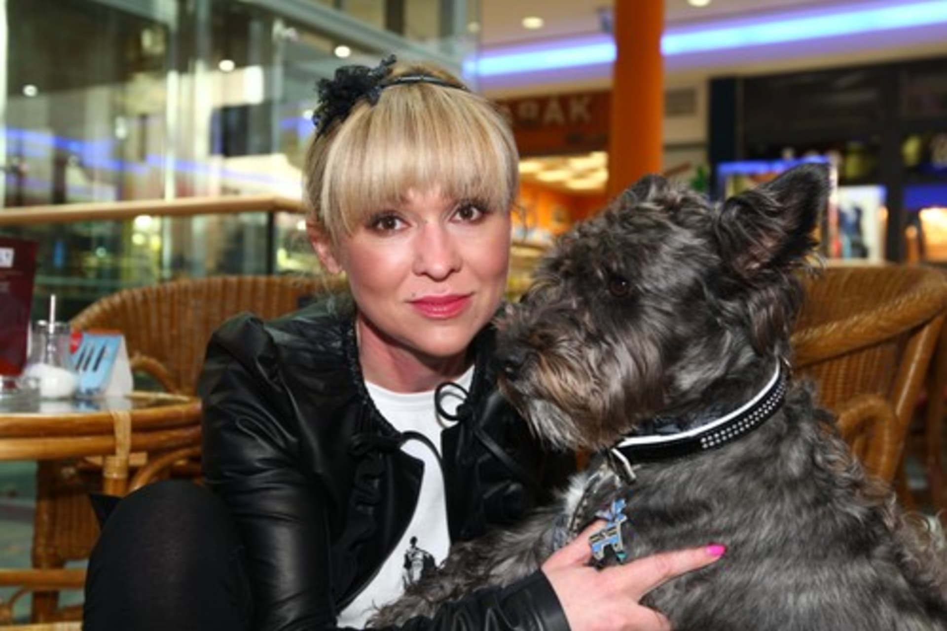 Kateřina Kaira Hrachovcová je známá tím, že miluje psy.