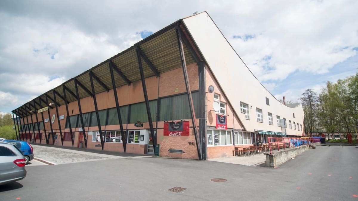 Vsetínský stadion je známý pro ojedinělou střechu sedlovitého tvaru.