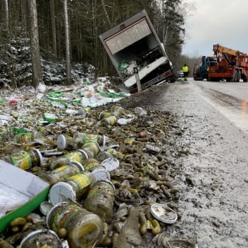 U obce Obrataň v okresu Pelhřimov ráno havarovalo nákladní vozidlo a na silnici se vysypal náklad.