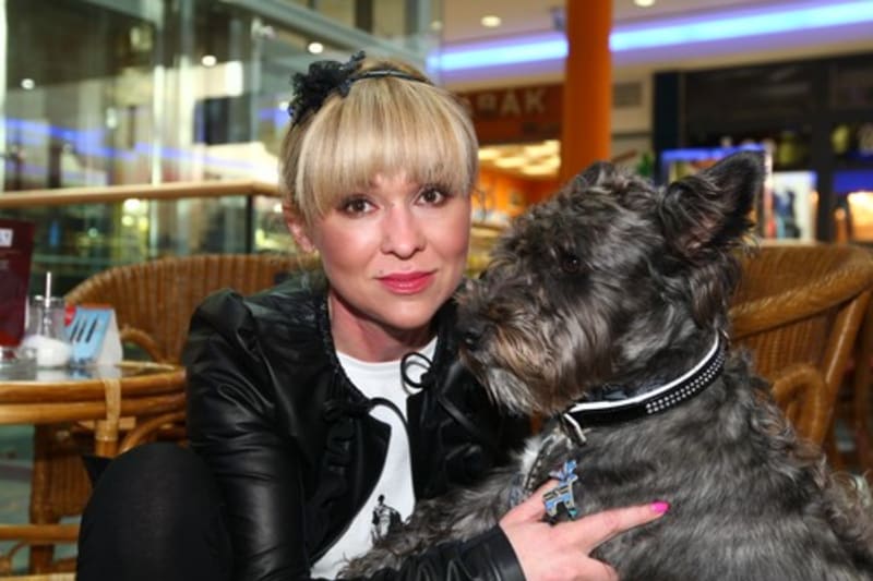 Kateřina Kaira Hrachovcová je známá tím, že miluje psy.