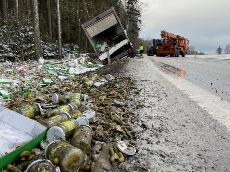 U obce Obrataň v okresu Pelhřimov ráno havarovalo nákladní vozidlo a na silnici se vysypal náklad.