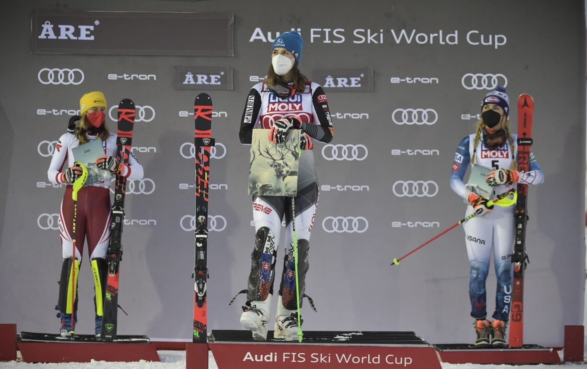 Fotografie z ceremoniálu v re. Petra Vlhová zde vyhrála čtvrtý slalom v sezoně, na pódiu ji doplnily druhá Katharina Liensbergerová a třetí Mikaela Shiffrinová.