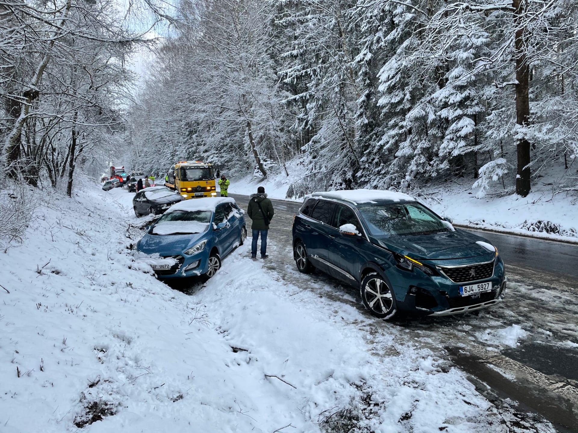 U Jihlavy havarovalo kvůli sněžení devět aut, zranění nejsou.