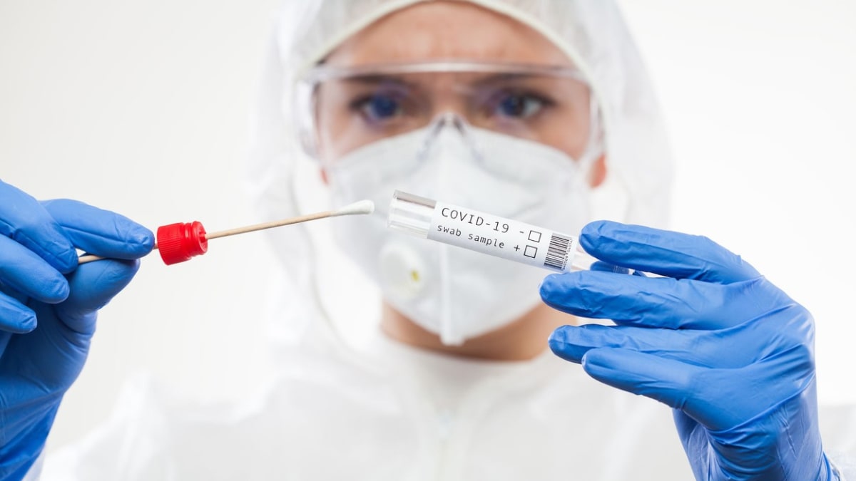 Za sobotu laboratoře odhalily 1169 případů koronaviru.