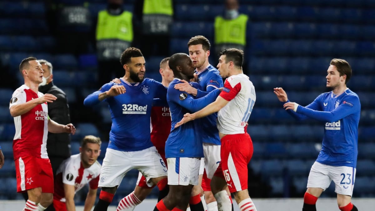 Slávista Ondřej Kúdela se těsně před koncem čtvrtečního zápasu s Rangers FC dostal do strkanice se soupeři ze skotského týmu.
