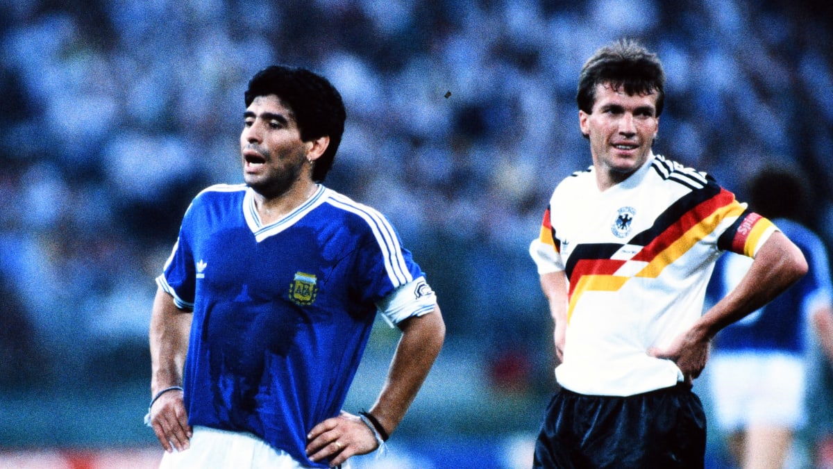 Lothar Matthäus a Diego Maradona (vlevo), kapitáni Německa a Argentiny při finále fotbalového mistrovství světa 1990 v Itálii.