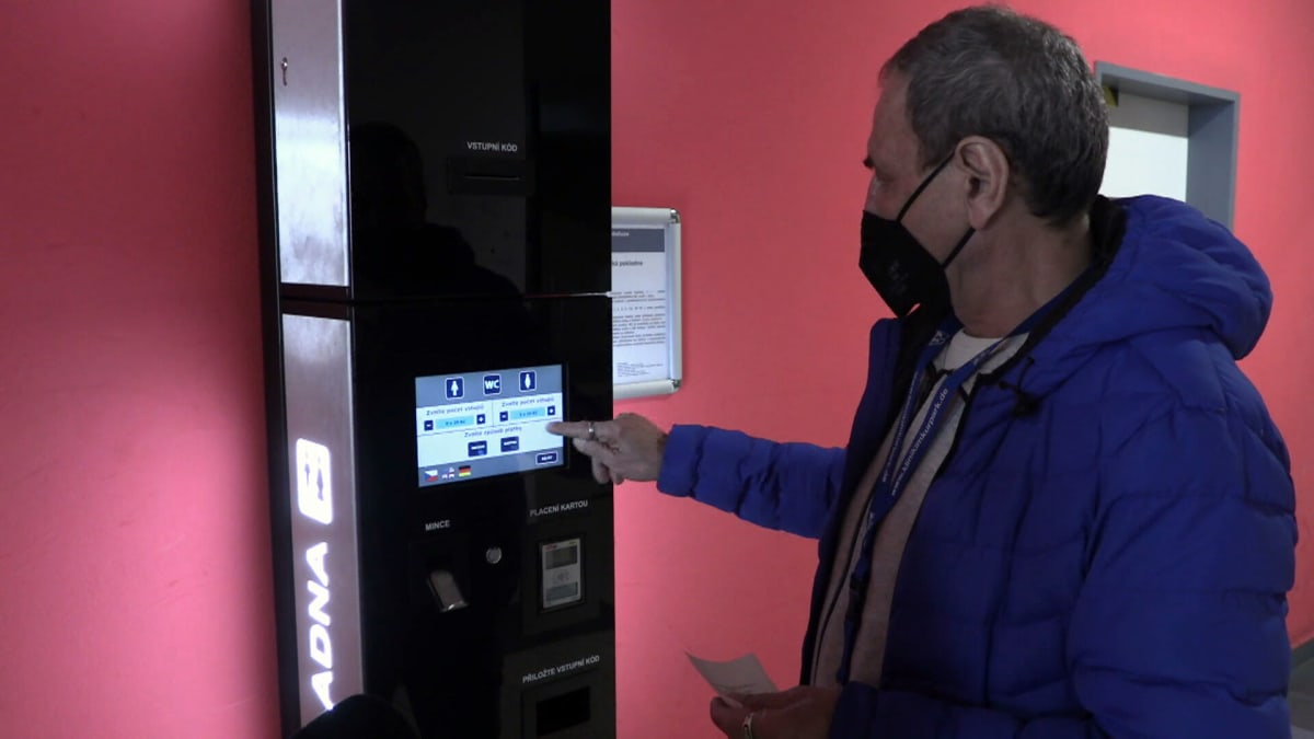 Na WC na nádraží v Ústí nad Labem místo mince do mističky toaletářky lidé platí automatu.