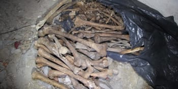 Další záhadný nález na Písecku. Žena v opuštěném domě našla pytle s lidskými kostmi