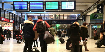 Francouzi prchají před pandemií: Vlaky z Paříže jsou přecpané, večer začne lockdown