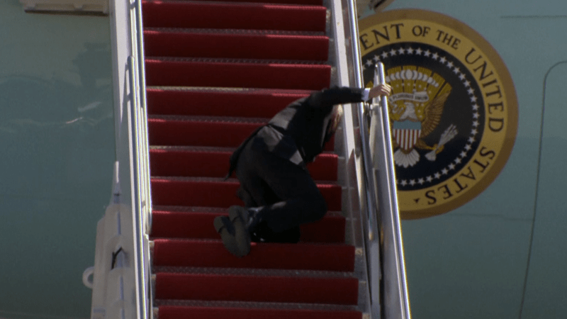 Joe Biden několikrát zakopl a spadl při vstupu do letadla.