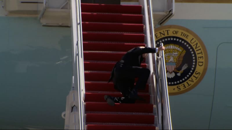 Joe Biden několikrát zakopl a spadl při vstupu do letadla.