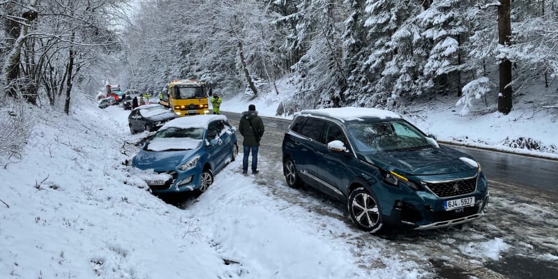 U Jihlavy havarovalo kvůli sněžení devět aut, zranění nejsou.