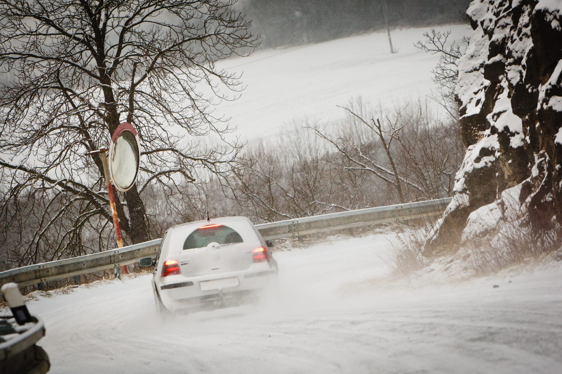 Sníh a námraza komplikují dopravu. (Ilustrační foto)