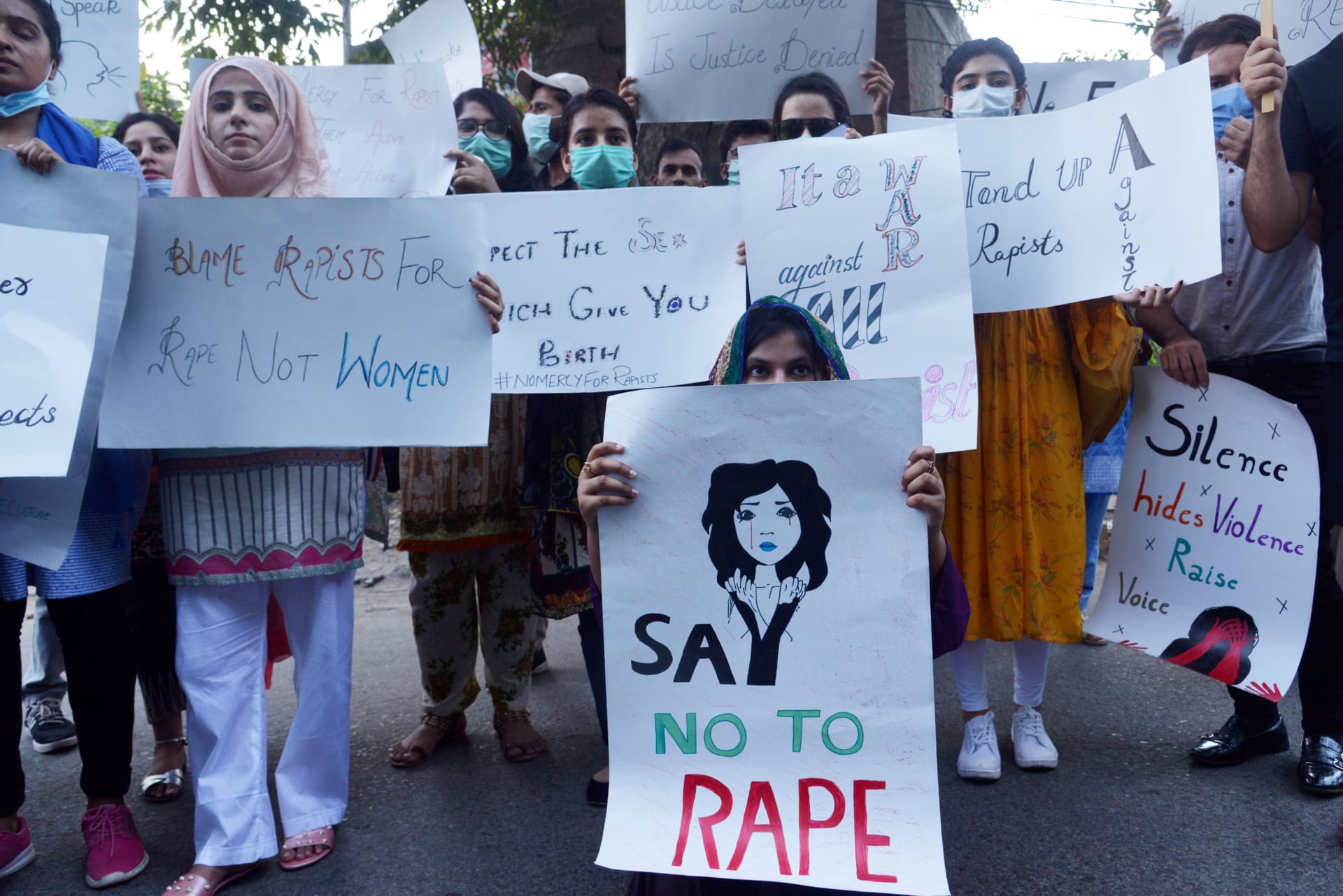 Ženy v Pákistánu protestovaly kvůli přístupu vyšetřovatelů. Pro násilníky požadovaly vyšší trest. 