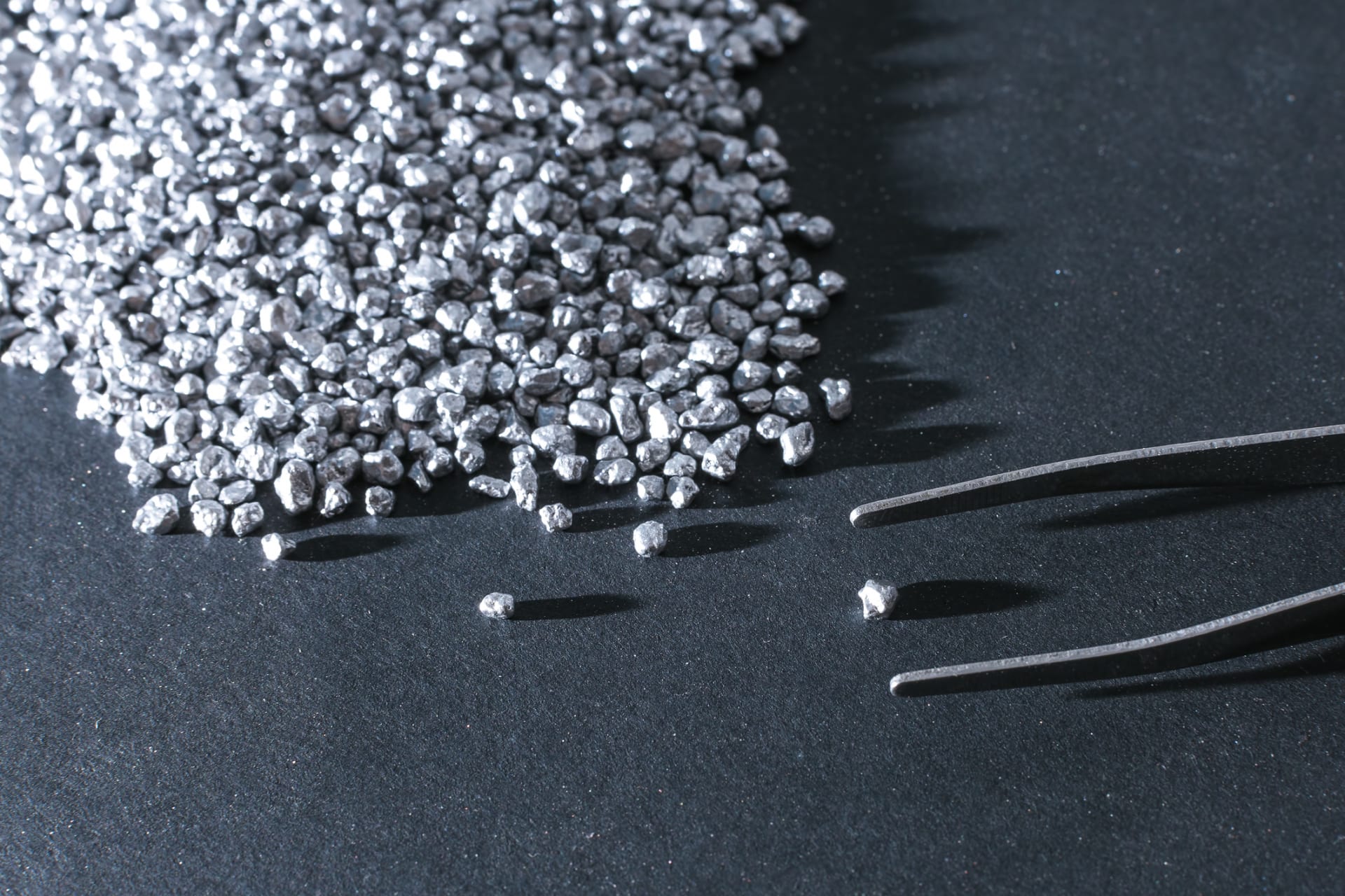 Stříbro se využívá v klenotnictví i průmyslu. 