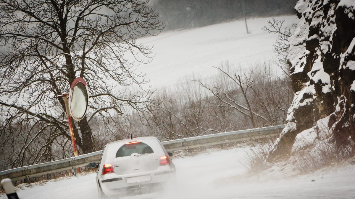 Sníh a námraza komplikují dopravu. (Ilustrační foto)