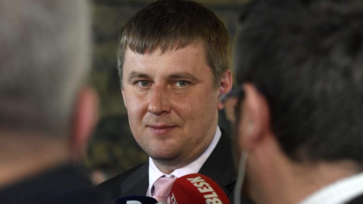 Šéf české diplomacie chce vyzvat dosavadního lídra ČSSD Jana Hamáčka na souboj o předsednické křeslo.