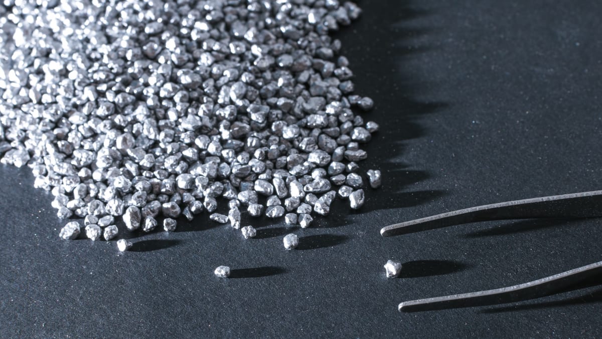 Stříbro se využívá v klenotnictví i průmyslu. 