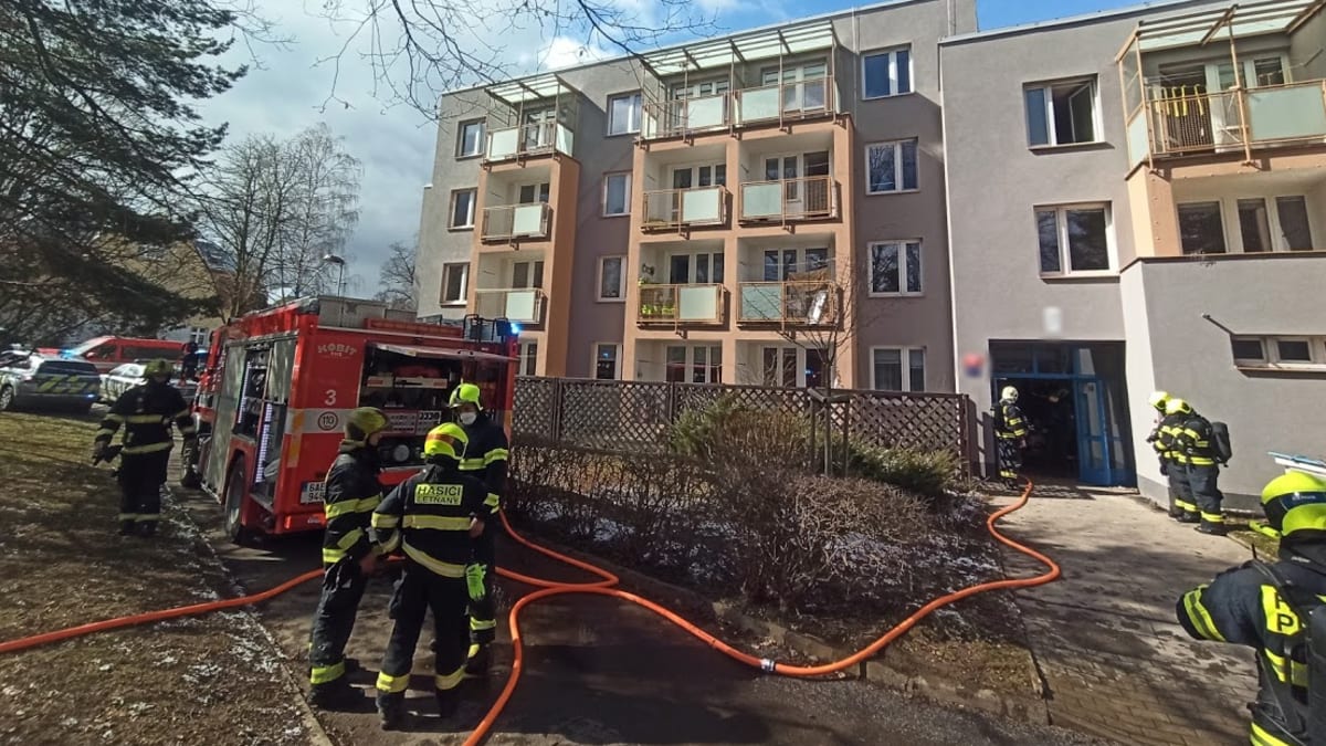 Při požáru zasahovali hasiči ze šesti stanic. 